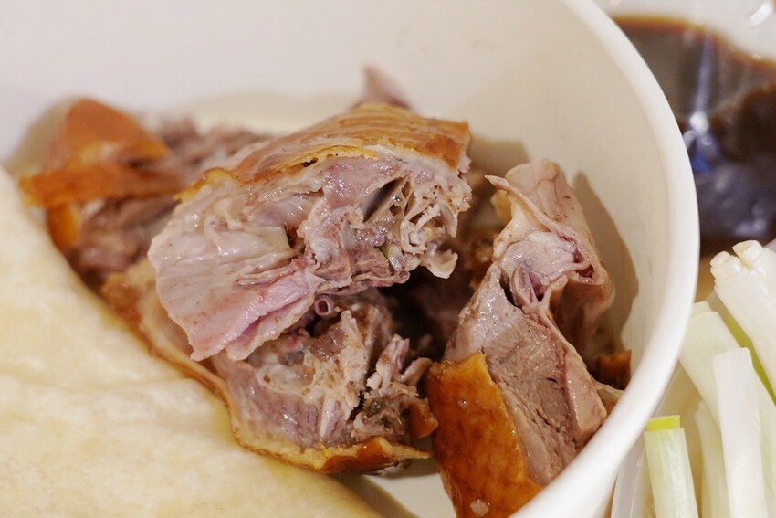 藏在民宅區厲害烤鴨!招牌琥珀烤鴨三吃才680元,精選75天土番鴨採傳統掛爐燒烤,皮脆肉嫩好好吃~