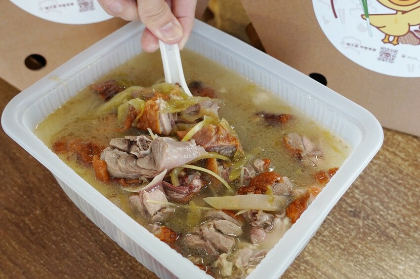 藏在民宅區厲害烤鴨!招牌琥珀烤鴨三吃才680元,精選75天土番鴨採傳統掛爐燒烤,皮脆肉嫩好好吃~