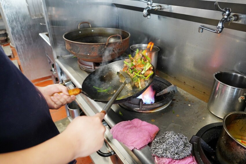 藏在民宅區厲害烤鴨!招牌琥珀烤鴨三吃才680元,精選75天土番鴨採傳統掛爐燒烤,皮脆肉嫩好好吃~