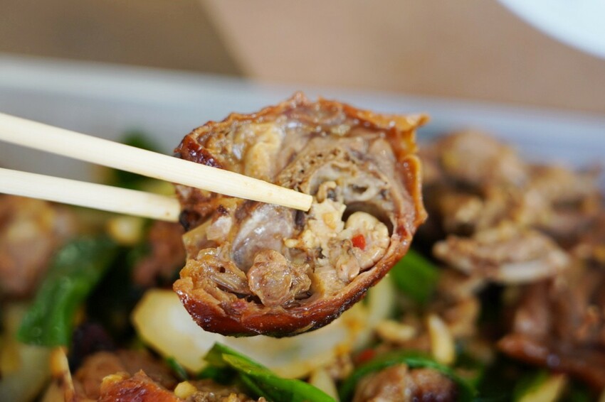 藏在民宅區厲害烤鴨!招牌琥珀烤鴨三吃才680元,精選75天土番鴨採傳統掛爐燒烤,皮脆肉嫩好好吃~