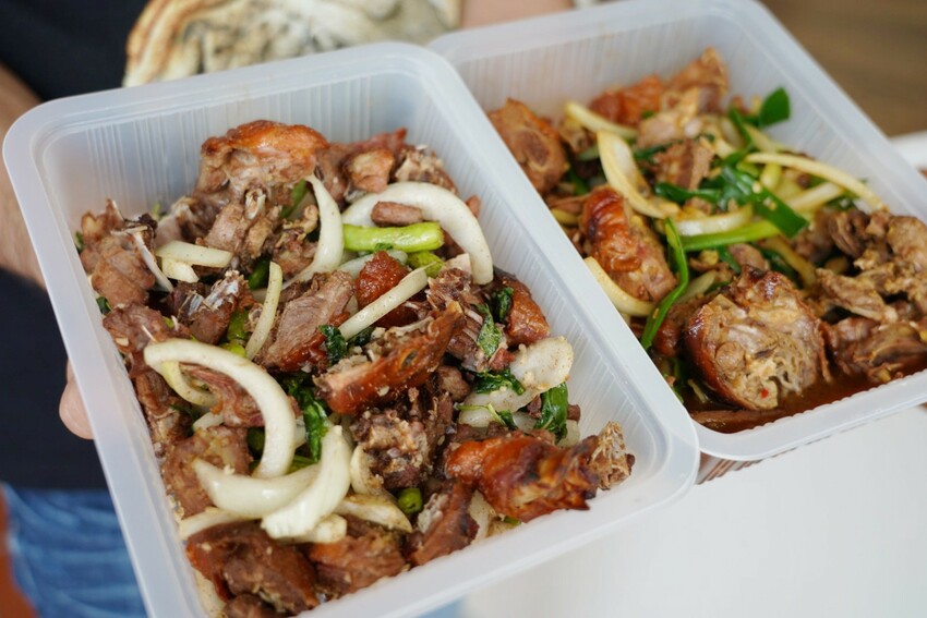 藏在民宅區厲害烤鴨!招牌琥珀烤鴨三吃才680元,精選75天土番鴨採傳統掛爐燒烤,皮脆肉嫩好好吃~