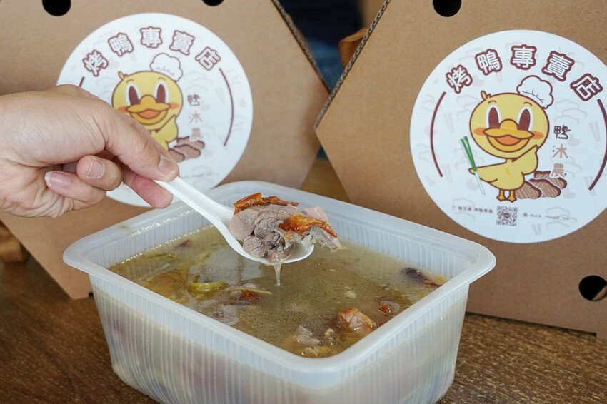 藏在民宅區厲害烤鴨!招牌琥珀烤鴨三吃才680元,精選75天土番鴨採傳統掛爐燒烤,皮脆肉嫩好好吃~