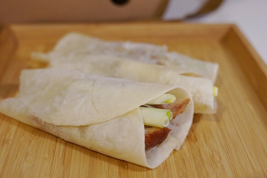 藏在民宅區厲害烤鴨!招牌琥珀烤鴨三吃才680元,精選75天土番鴨採傳統掛爐燒烤,皮脆肉嫩好好吃~