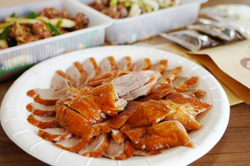 藏在民宅區厲害烤鴨!招牌琥珀烤鴨三吃才680元,精選75天土番鴨採傳統掛爐燒烤,皮脆肉嫩好好吃~