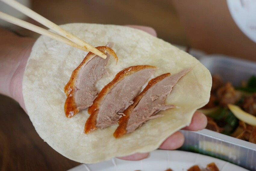 藏在民宅區厲害烤鴨!招牌琥珀烤鴨三吃才680元,精選75天土番鴨採傳統掛爐燒烤,皮脆肉嫩好好吃~