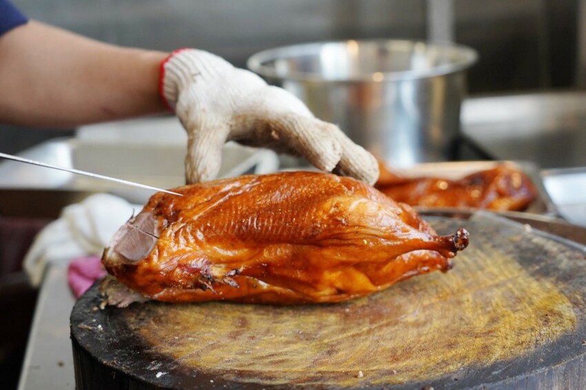 藏在民宅區厲害烤鴨!招牌琥珀烤鴨三吃才680元,精選75天土番鴨採傳統掛爐燒烤,皮脆肉嫩好好吃~