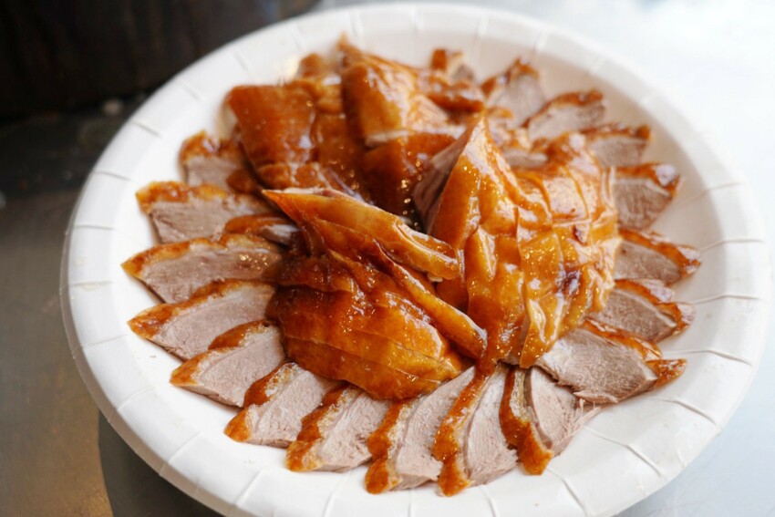 藏在民宅區厲害烤鴨!招牌琥珀烤鴨三吃才680元,精選75天土番鴨採傳統掛爐燒烤,皮脆肉嫩好好吃~