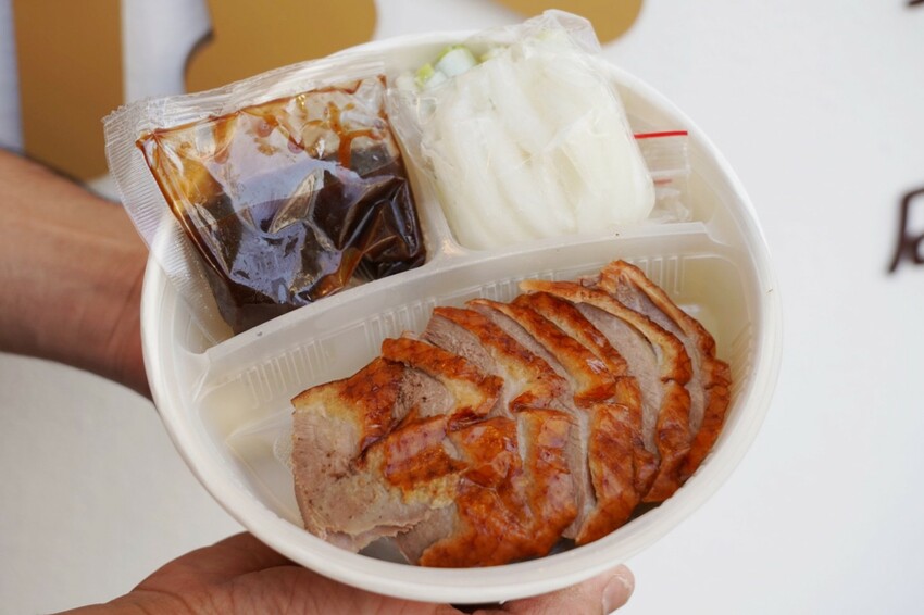 藏在民宅區厲害烤鴨!招牌琥珀烤鴨三吃才680元,精選75天土番鴨採傳統掛爐燒烤,皮脆肉嫩好好吃~