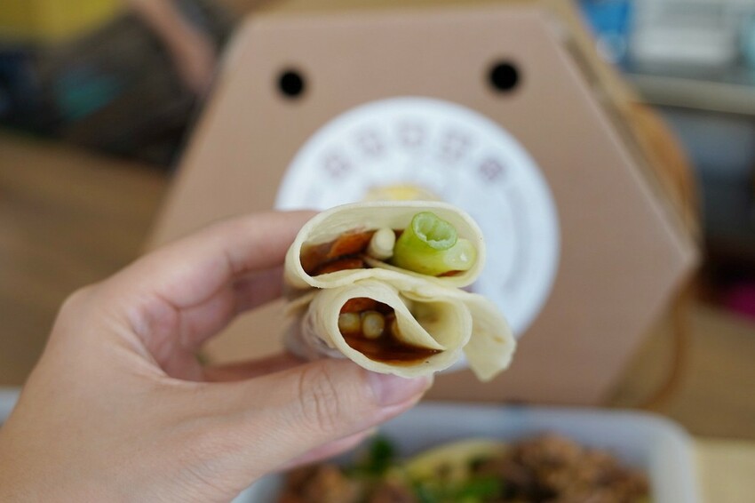 藏在民宅區厲害烤鴨!招牌琥珀烤鴨三吃才680元,精選75天土番鴨採傳統掛爐燒烤,皮脆肉嫩好好吃~