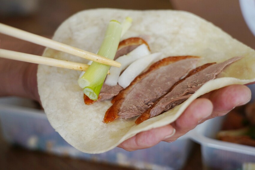 藏在民宅區厲害烤鴨!招牌琥珀烤鴨三吃才680元,精選75天土番鴨採傳統掛爐燒烤,皮脆肉嫩好好吃~