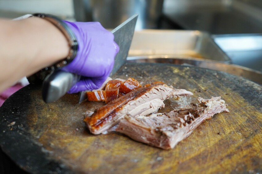 藏在民宅區厲害烤鴨!招牌琥珀烤鴨三吃才680元,精選75天土番鴨採傳統掛爐燒烤,皮脆肉嫩好好吃~