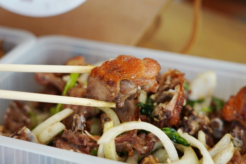 藏在民宅區厲害烤鴨!招牌琥珀烤鴨三吃才680元,精選75天土番鴨採傳統掛爐燒烤,皮脆肉嫩好好吃~