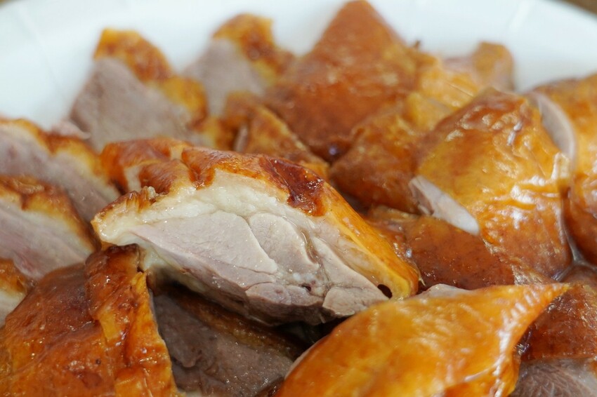 藏在民宅區厲害烤鴨!招牌琥珀烤鴨三吃才680元,精選75天土番鴨採傳統掛爐燒烤,皮脆肉嫩好好吃~