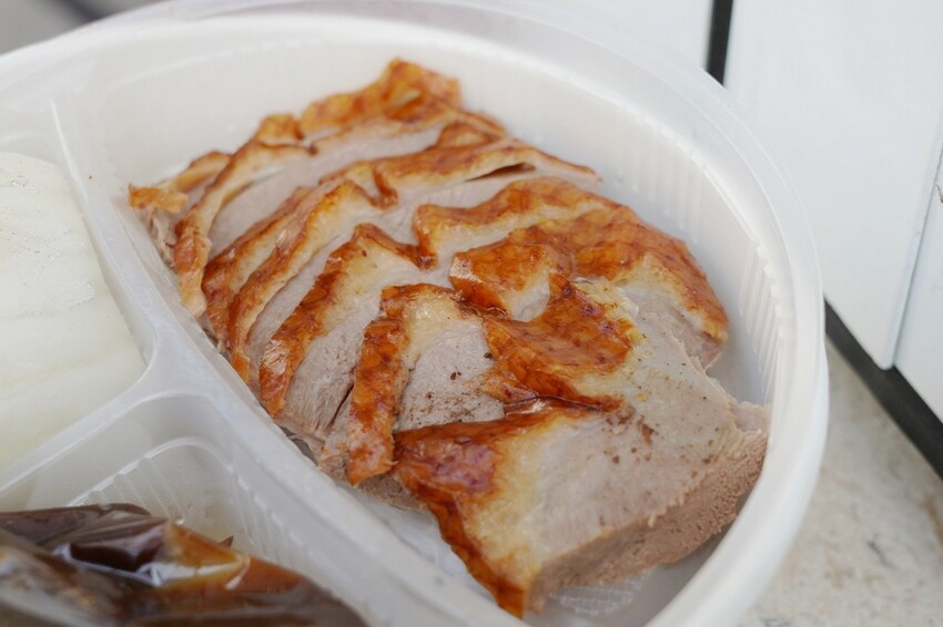 藏在民宅區厲害烤鴨!招牌琥珀烤鴨三吃才680元,精選75天土番鴨採傳統掛爐燒烤,皮脆肉嫩好好吃~