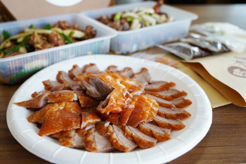 藏在民宅區厲害烤鴨!招牌琥珀烤鴨三吃才680元,精選75天土番鴨採傳統掛爐燒烤,皮脆肉嫩好好吃~