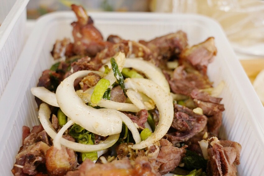 藏在民宅區厲害烤鴨!招牌琥珀烤鴨三吃才680元,精選75天土番鴨採傳統掛爐燒烤,皮脆肉嫩好好吃~