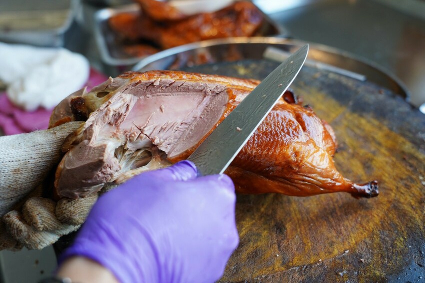 藏在民宅區厲害烤鴨!招牌琥珀烤鴨三吃才680元,精選75天土番鴨採傳統掛爐燒烤,皮脆肉嫩好好吃~