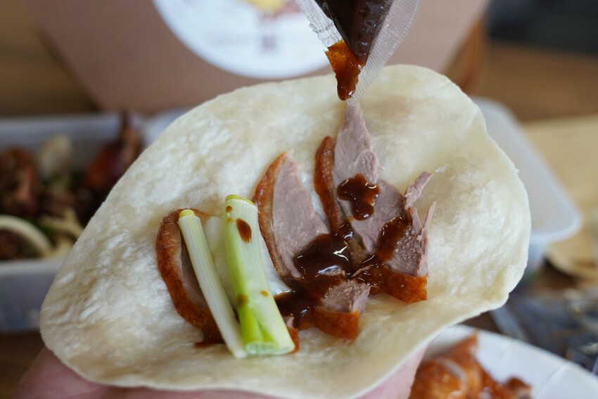 藏在民宅區厲害烤鴨!招牌琥珀烤鴨三吃才680元,精選75天土番鴨採傳統掛爐燒烤,皮脆肉嫩好好吃~