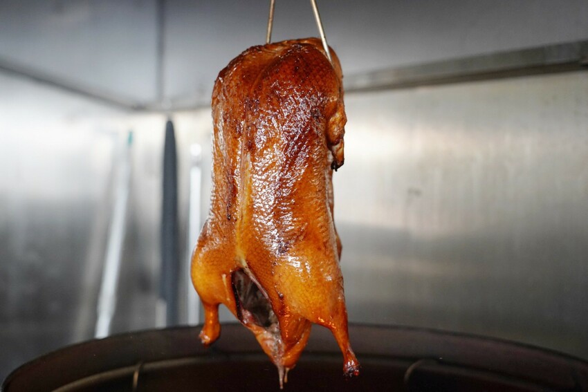 藏在民宅區厲害烤鴨!招牌琥珀烤鴨三吃才680元,精選75天土番鴨採傳統掛爐燒烤,皮脆肉嫩好好吃~