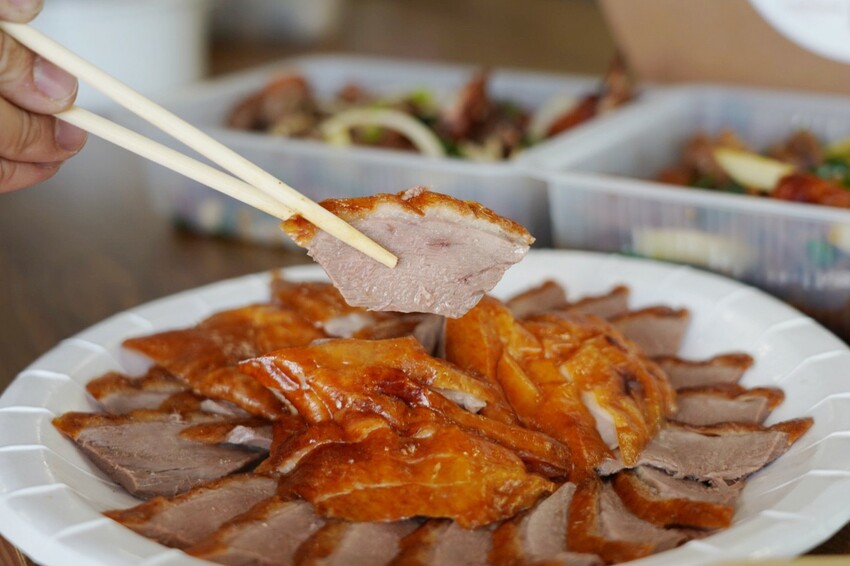 藏在民宅區厲害烤鴨!招牌琥珀烤鴨三吃才680元,精選75天土番鴨採傳統掛爐燒烤,皮脆肉嫩好好吃~