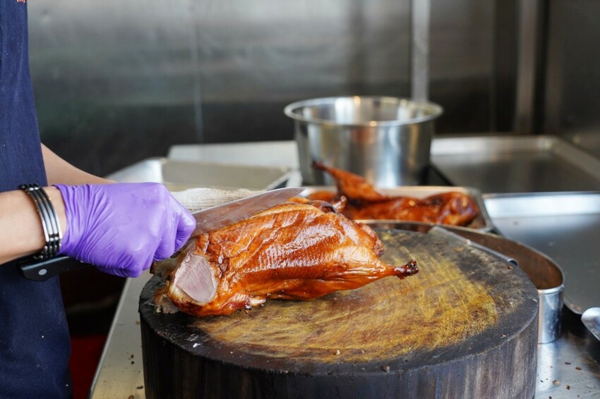 藏在民宅區厲害烤鴨!招牌琥珀烤鴨三吃才680元,精選75天土番鴨採傳統掛爐燒烤,皮脆肉嫩好好吃~