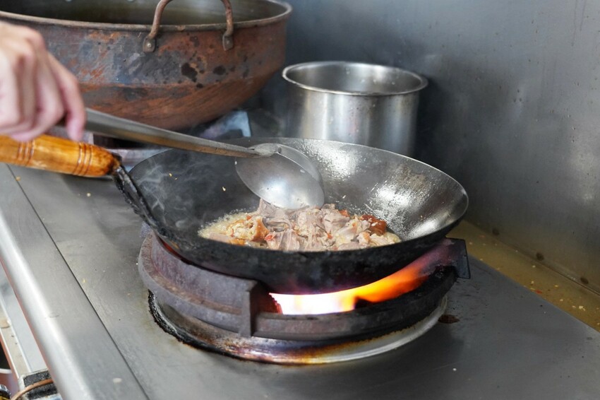 藏在民宅區厲害烤鴨!招牌琥珀烤鴨三吃才680元,精選75天土番鴨採傳統掛爐燒烤,皮脆肉嫩好好吃~