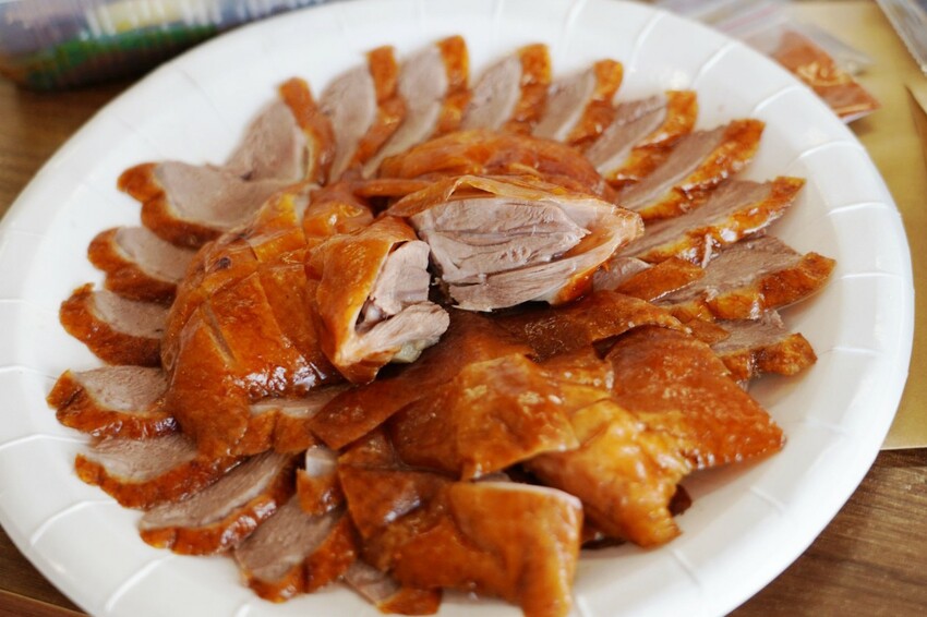 藏在民宅區厲害烤鴨!招牌琥珀烤鴨三吃才680元,精選75天土番鴨採傳統掛爐燒烤,皮脆肉嫩好好吃~