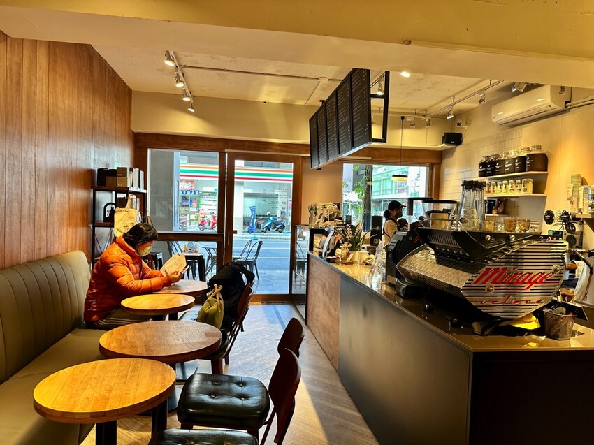 全台南第一家路易莎咖啡-超越精品概念店
