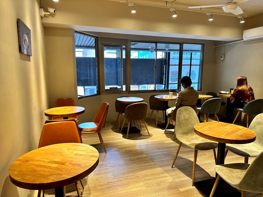 全台南第一家路易莎咖啡-超越精品概念店
