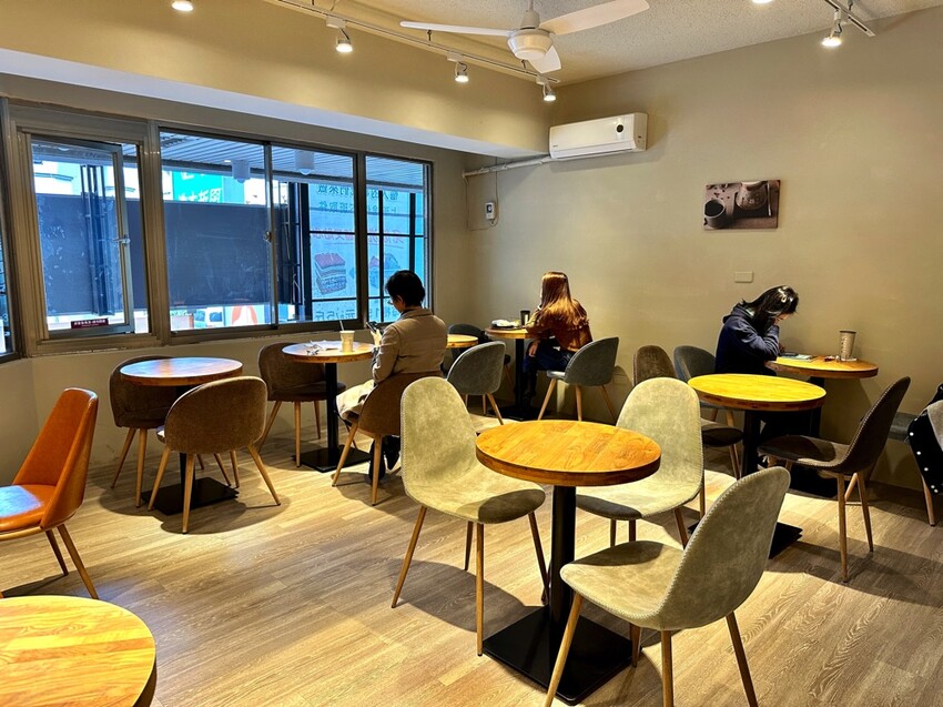 全台南第一家路易莎咖啡-超越精品概念店