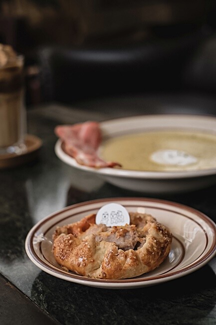 台中少見鹹派專賣店,各式創意甜鹹派、還有必點海鹽焦糖脆熊拿鐵超可愛!!