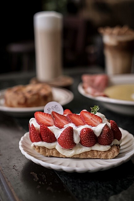 台中少見鹹派專賣店,各式創意甜鹹派、還有必點海鹽焦糖脆熊拿鐵超可愛!!