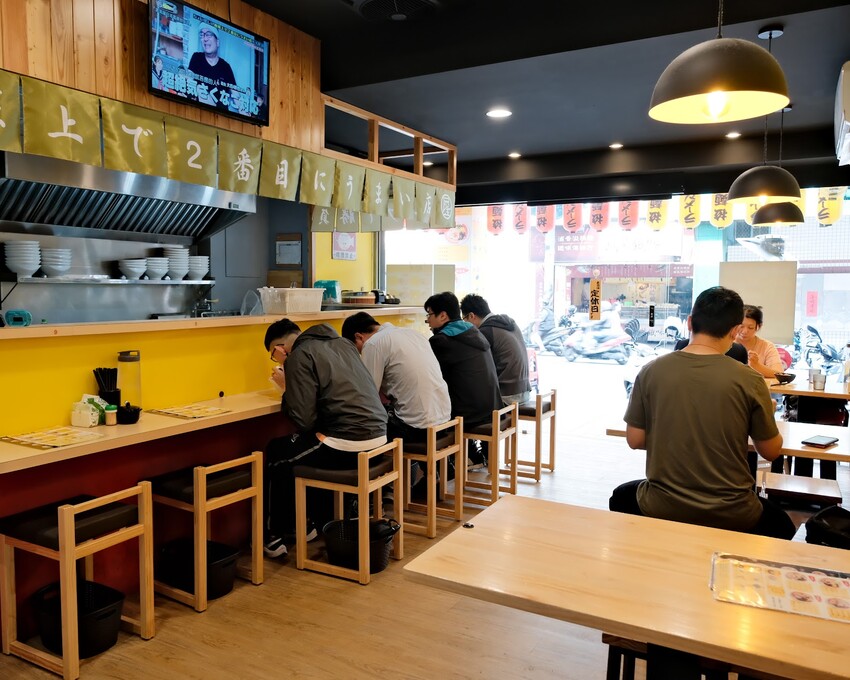 【新莊美食推薦】濃氣屋幸福店～新莊平價拉麵必吃，來自日本福岡的連鎖拉麵店，內用咖哩飯免費～