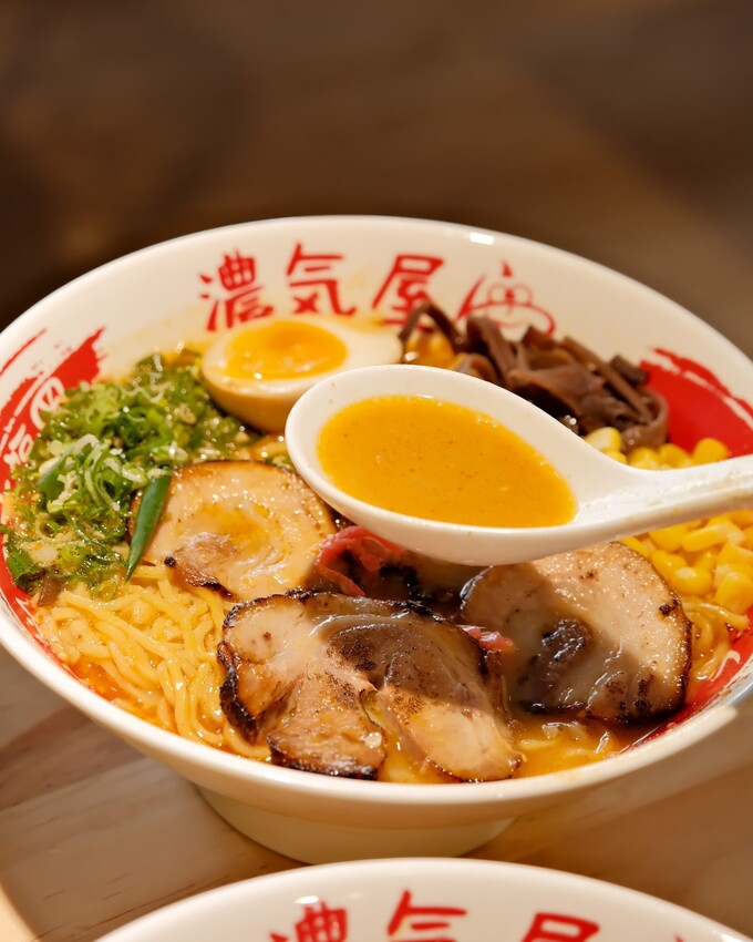 【新莊美食推薦】濃氣屋幸福店～新莊平價拉麵必吃，來自日本福岡的連鎖拉麵店，內用咖哩飯免費～