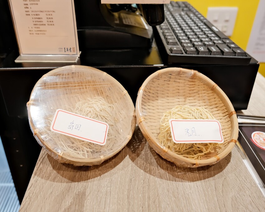 【新莊美食推薦】濃氣屋幸福店～新莊平價拉麵必吃，來自日本福岡的連鎖拉麵店，內用咖哩飯免費～