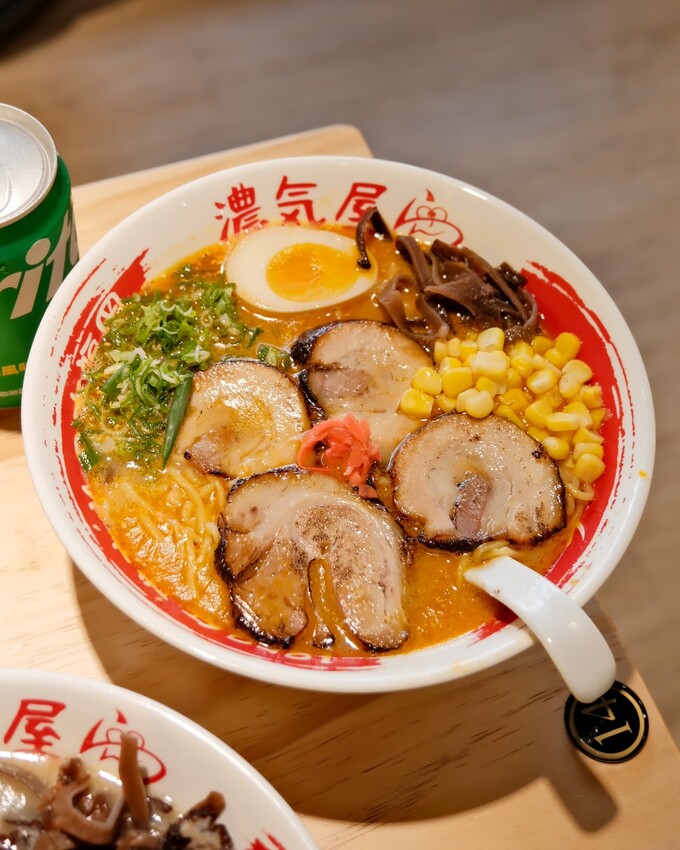 【新莊美食推薦】濃氣屋幸福店～新莊平價拉麵必吃，來自日本福岡的連鎖拉麵店，內用咖哩飯免費～