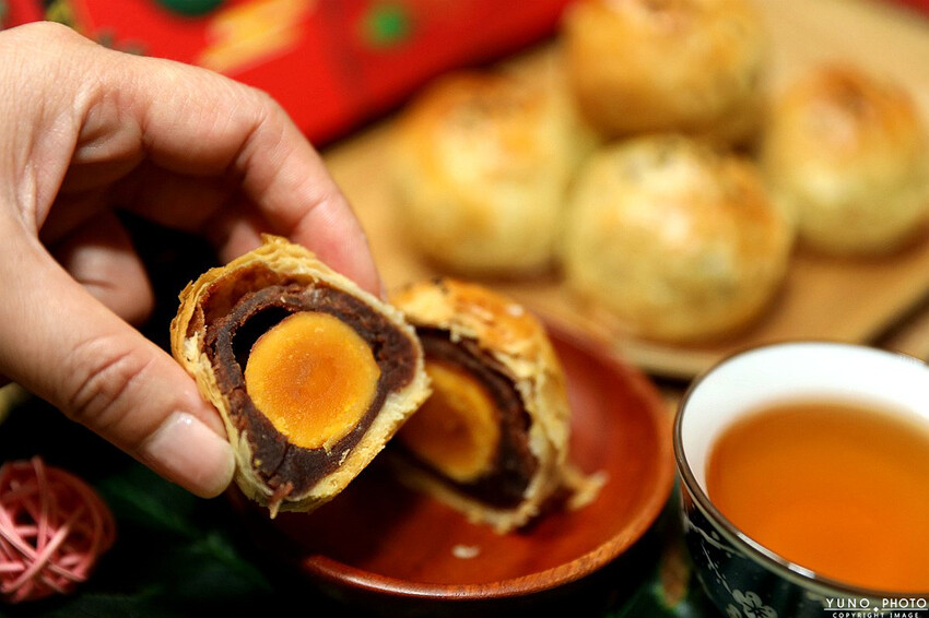 彰化縣員林市網友激推超人氣蛋黃酥！採自家醃製的紅土鹹鴨蛋 紅豆泥綿密 香濃而不甜膩｜米香伯蛋黃酥-101米香(彰化員林