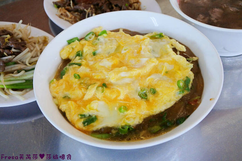 台南小吃【龍園温體牛肉湯】三層牛肉湯超推薦！牛肉滑嫩大塊湯頭超鮮甜.搭配熱炒全家吃飽飽│卡拉ＯＫ歡唱│