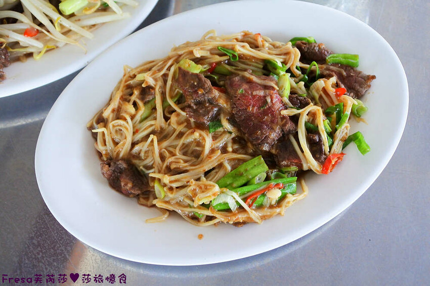 台南小吃【龍園温體牛肉湯】三層牛肉湯超推薦！牛肉滑嫩大塊湯頭超鮮甜.搭配熱炒全家吃飽飽│卡拉ＯＫ歡唱│