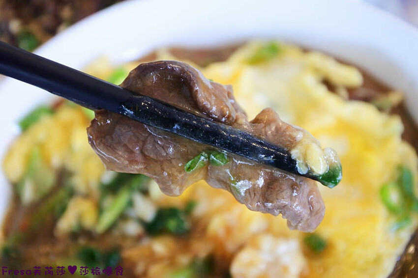 台南小吃【龍園温體牛肉湯】三層牛肉湯超推薦！牛肉滑嫩大塊湯頭超鮮甜.搭配熱炒全家吃飽飽│卡拉ＯＫ歡唱│