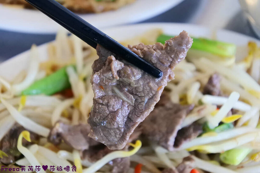 台南小吃【龍園温體牛肉湯】三層牛肉湯超推薦！牛肉滑嫩大塊湯頭超鮮甜.搭配熱炒全家吃飽飽│卡拉ＯＫ歡唱│