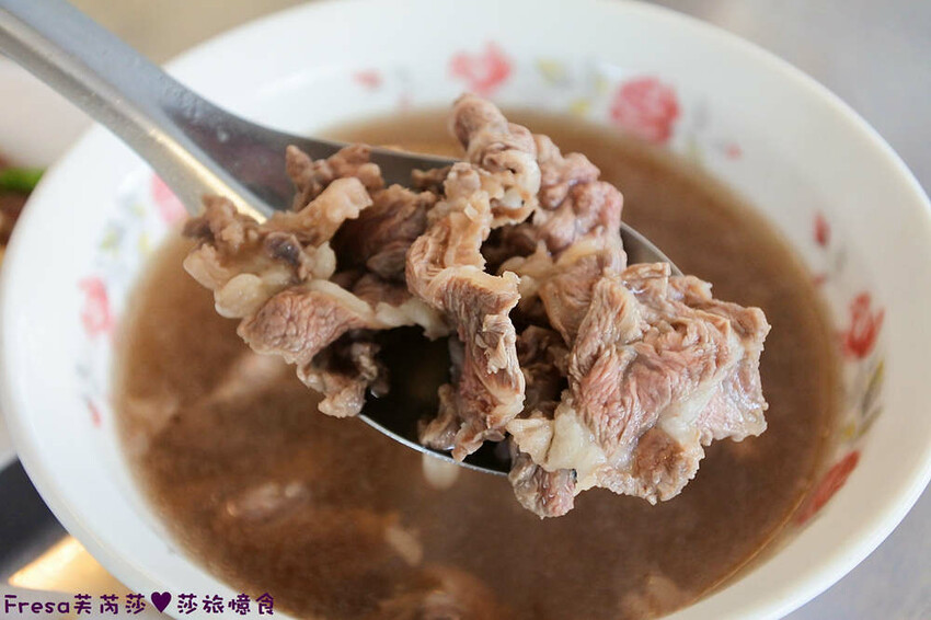 台南小吃【龍園温體牛肉湯】三層牛肉湯超推薦！牛肉滑嫩大塊湯頭超鮮甜.搭配熱炒全家吃飽飽│卡拉ＯＫ歡唱│