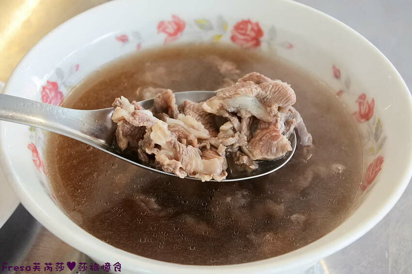 台南小吃【龍園温體牛肉湯】三層牛肉湯超推薦！牛肉滑嫩大塊湯頭超鮮甜.搭配熱炒全家吃飽飽│卡拉ＯＫ歡唱│