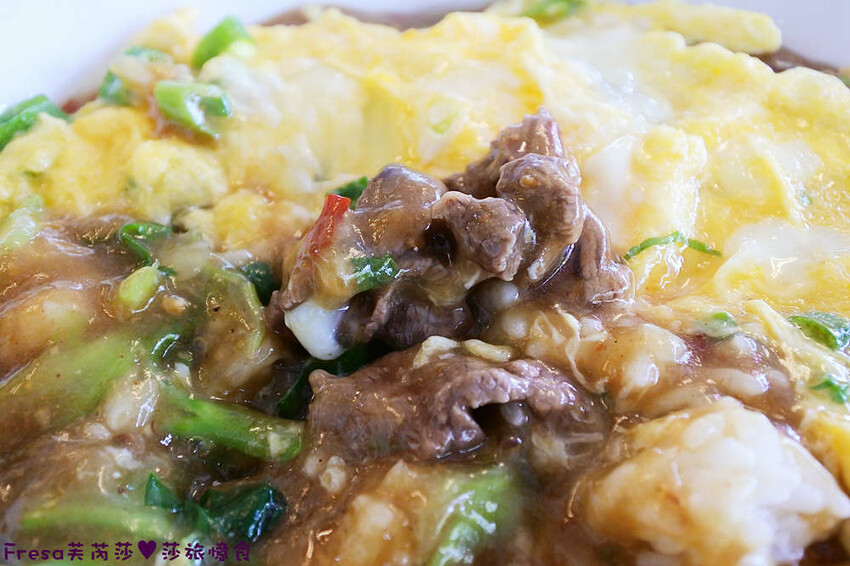 台南小吃【龍園温體牛肉湯】三層牛肉湯超推薦！牛肉滑嫩大塊湯頭超鮮甜.搭配熱炒全家吃飽飽│卡拉ＯＫ歡唱│