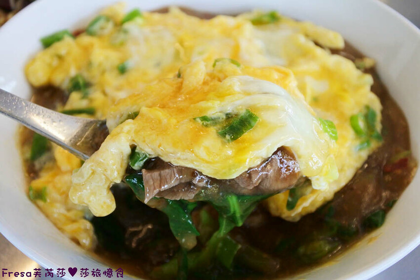 台南小吃【龍園温體牛肉湯】三層牛肉湯超推薦！牛肉滑嫩大塊湯頭超鮮甜.搭配熱炒全家吃飽飽│卡拉ＯＫ歡唱│