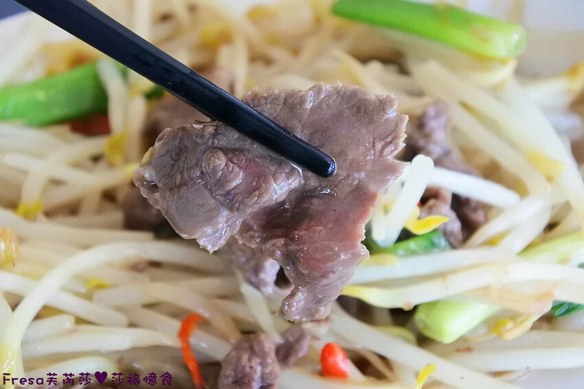 台南小吃【龍園温體牛肉湯】三層牛肉湯超推薦！牛肉滑嫩大塊湯頭超鮮甜.搭配熱炒全家吃飽飽│卡拉ＯＫ歡唱│