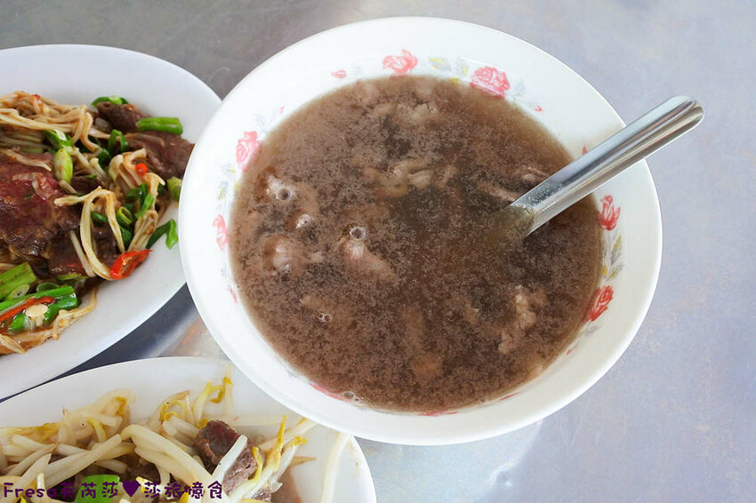 台南小吃【龍園温體牛肉湯】三層牛肉湯超推薦！牛肉滑嫩大塊湯頭超鮮甜.搭配熱炒全家吃飽飽│卡拉ＯＫ歡唱│