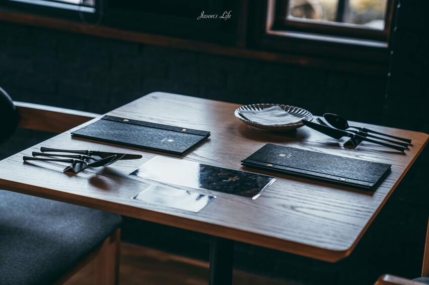 【台中北屯｜美食】枯山円敷YEN KARESAN。預約制，大坑枯山水日式庭院、黑色侘寂環境，金箔午茶組儀式感十