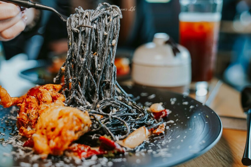 【台中北屯｜美食】枯山円敷YEN KARESAN。預約制，大坑枯山水日式庭院、黑色侘寂環境，金箔午茶組儀式感十