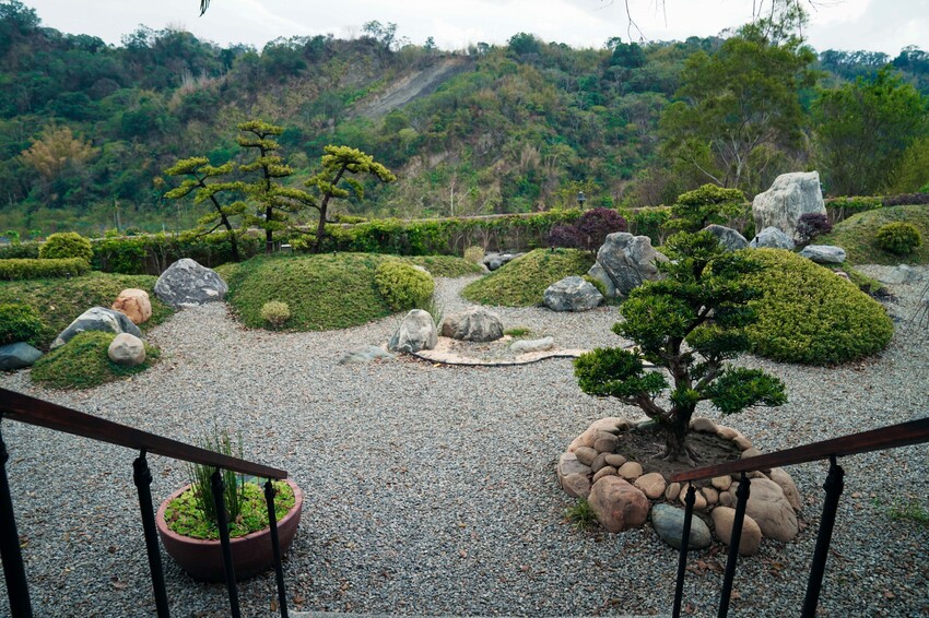 【台中北屯｜美食】枯山円敷YEN KARESAN。預約制，大坑枯山水日式庭院、黑色侘寂環境，金箔午茶組儀式感十